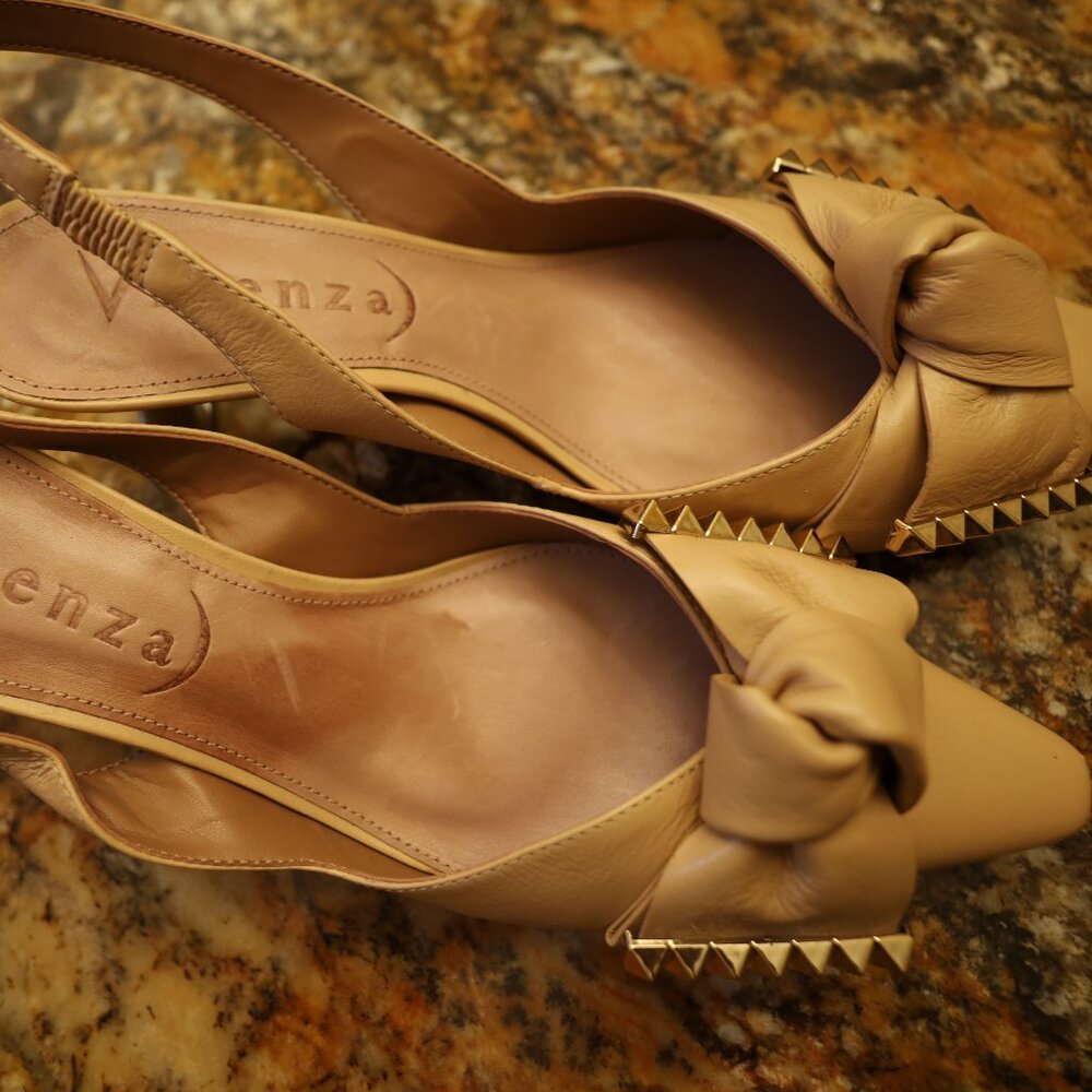 Vicenza, Size 40 Elegant and feminine leather shoe. this bow-embellished pair